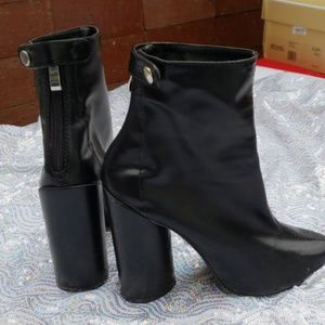 Ankle-high black patent leather boots